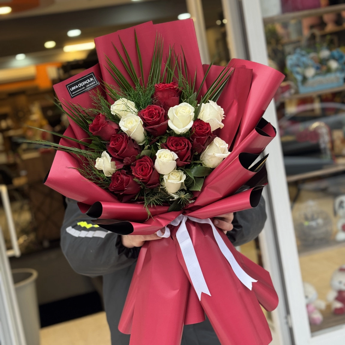 Lüx 8 Kırmızı Gül 8 Beyaz Gül Buketi