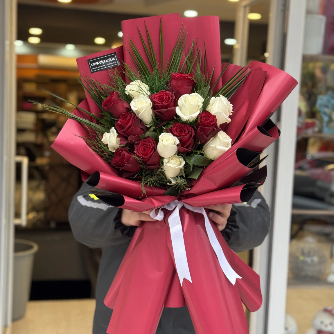 Lüx 8 Kırmızı Gül 8 Beyaz Gül Buketi