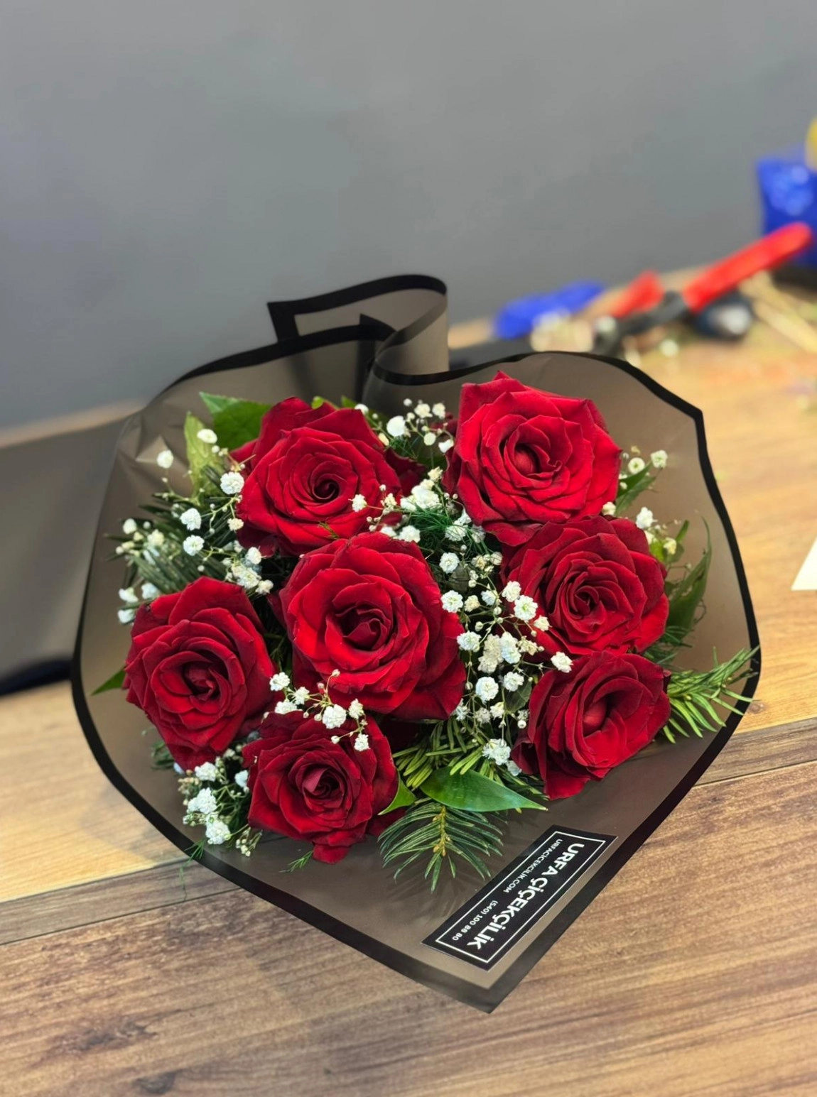 Siyah Süslemeli 7 Kırmızı Gül Buketi