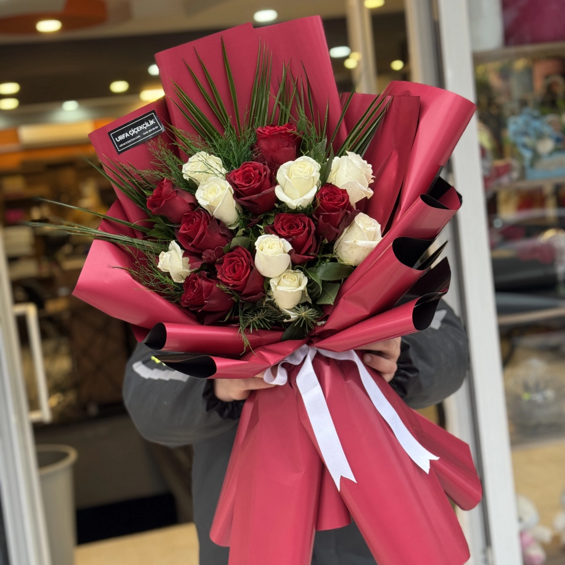 Lüx 8 Kırmızı Gül 8 Beyaz Gül Buketi